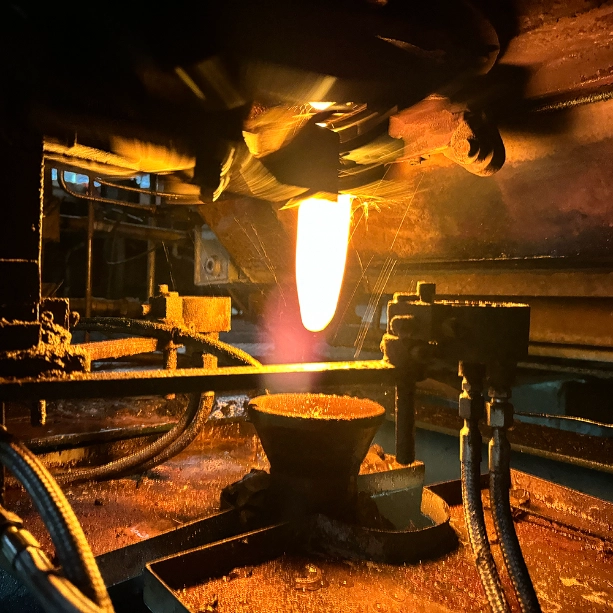 Glass_bottle_production_process_machine_cutting