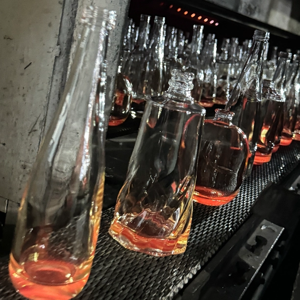 Glass_bottle_production_process_products_enter_the_deheating_furnace